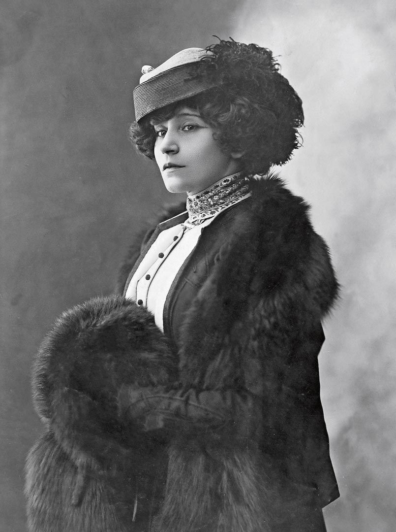 Portrait photographique de Colette en manteau de fourrure et chapeau