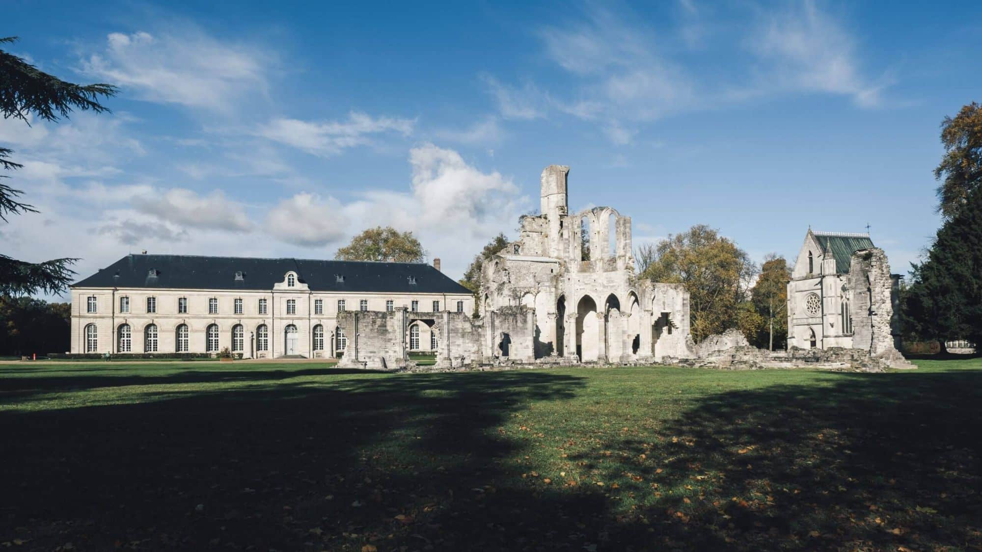 Abbaye et château du domaine de Chaalis sous un ciel bleu